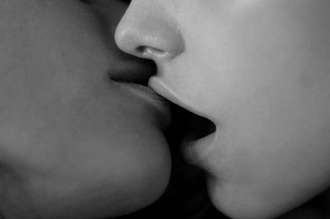 Resultado de imagen de beso lesbianas