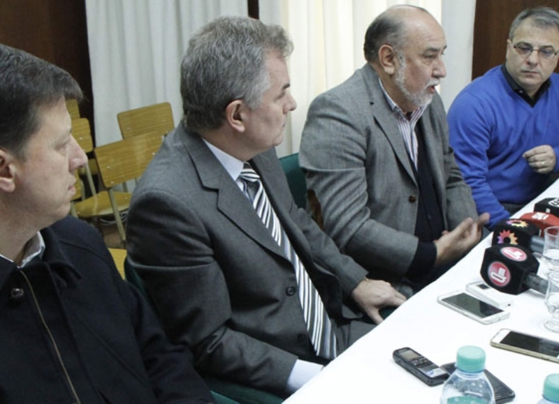 Agua potable y obras de saneamiento: reunión de Héctor Gay con intendentes de la región