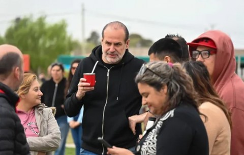 El intendente Susbielles anuncia la obras de agua potable para el barrio Tierras Argentinas