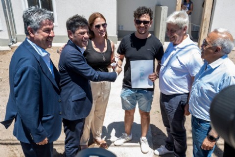 El gobernador bonaerense Axel Kicillof entregó viviendas en la ciudad y recorrió obras del Plan Hídrico