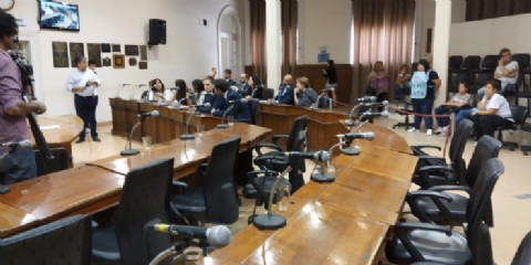 Escándalo: aprobaron el aumento de boleto de colectivos, con una concejal trucha en el recinto