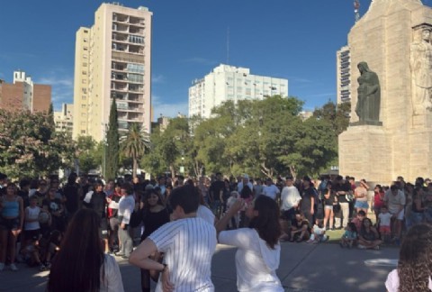 Convocaron a una inédita juntada therian en Plaza Rivadavia pero la plaza terminó copada por kpopers