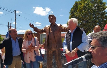 En pueblo San José: Sergio Denis tiene su primera estatua en todo el país