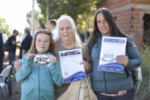 El municipio entregó certificados de hábitat a familias del barrio Costa Blanca