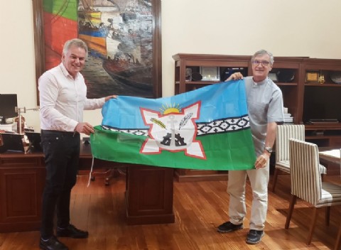 El intendente Gay recibió al sacerdote bahiense Jorge Crisafulli, premiado por su tarea solidaria en países de África