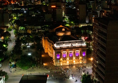 El Teatro Municipal inaugura su nuevo telón con una función gratuita de Iván Noble