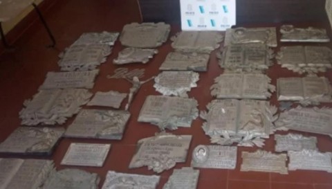 Ni ellos tienen paz: sacaron 33 placas de las tumbas y estaban listas para llevárselas