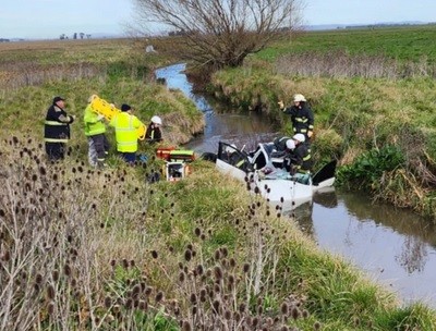 Pringles: un auto cayó a un canal y falleció una mujer