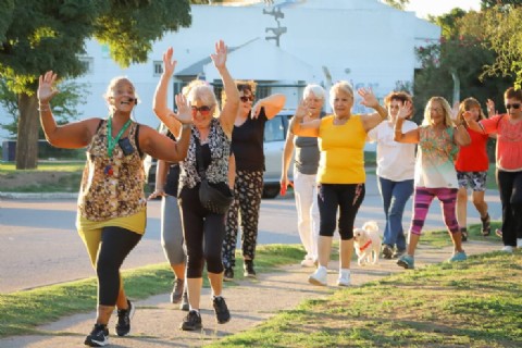 Plaza Activa para personas mayores: una tarde de movimiento y encuentro en Plaza Morado Veres