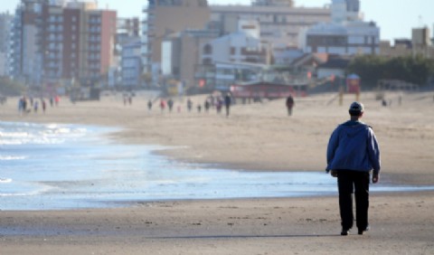 Monte Hermoso habilitó la hora de esparcimiento en la playa para caminantes y runners