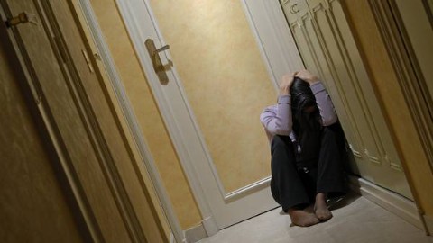 Detuvieron a un hombre por fracturar y quemar a su hijastra