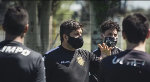 El técnico de Olimpo de Bahía Blanca está acusado de pedirle sexo a sus jugadores