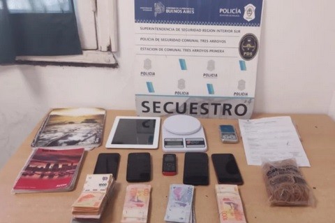 Tres Arroyos: secuestran celulares, estupefacientes y 400 mil pesos en efectivo en dos domicilios de la zona