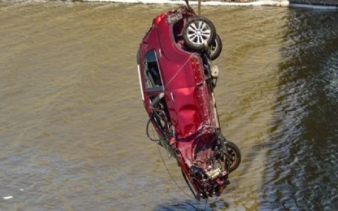 Continúa la desperada búsqueda del hombre de La Plata que cayó con su auto al canal