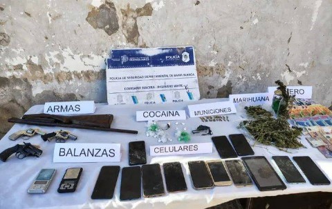 Allanamientos en Ingeniero White: secuestran armas, drogas y celulares