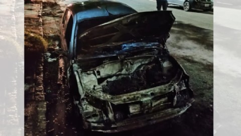 Dos autos fueron incendiados este domingo a la madrugada
