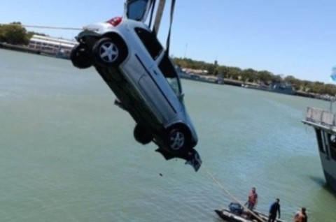 ¡Atajalo que se va! El viento empujó el vehículo de un militar y cayó al río en la Base de Puerto Belgrano