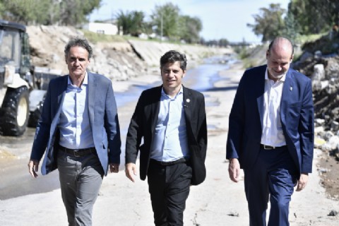 Kicillof entregó 101 viviendas a familias de la ciudad y recorrió las obras del Canal Maldonado