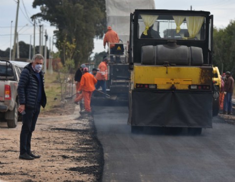 Continúan las obras de conectividad barrial: marcha a buen ritmo pavimentación en calle Cambaceres