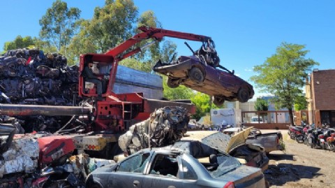 VIDEO | Nuevo operativo de compactación de vehículos abandonados