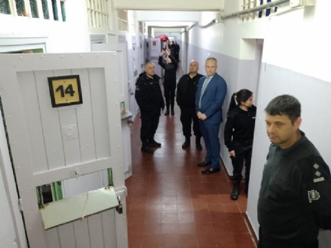 Se firmó un protocolo para solucionar la superpoblación de detenidos en las comisarías locales