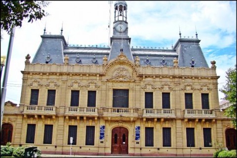 Coronel Suárez: un trabajador se encadenó a la puerta del Palacio Municipal