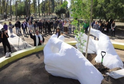 Inauguraron el monumento en memoria de Daiana Herlein, la adolescente que murió aplastada por la rama de un árbol