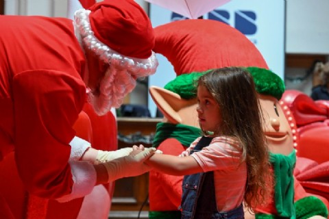 Papá Noel llega al palacio Municipal para sacarse fotos y recibir cartitas