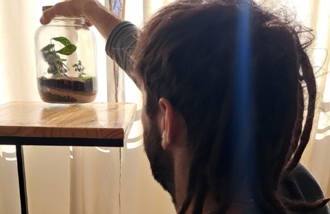 VIDEO | Mauro Luengo y la cruzada de reverdecer Bahía, frasco por frasco