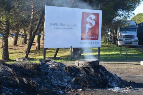 Tras el despido de un operario, los trabajadores  de la papelera de Tornquist bloquearon el ingreso