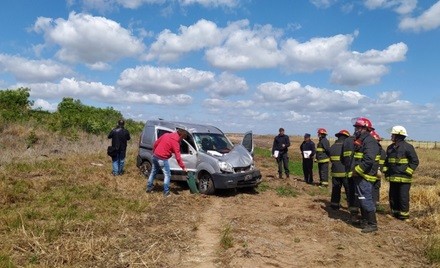 Una oficial de la Sub DDI cayó con su vehículo a un terreno lindante sobre la ruta 67