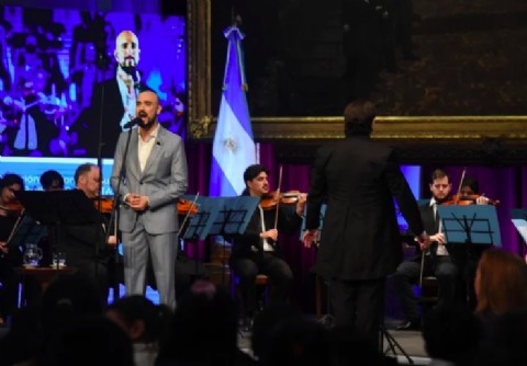 Orgullo bahiense: la Cámara de Diputados entregó su máximo galardón a Abel Pintos