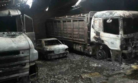 Un incendio consumió cinco autos y un supermercado chino