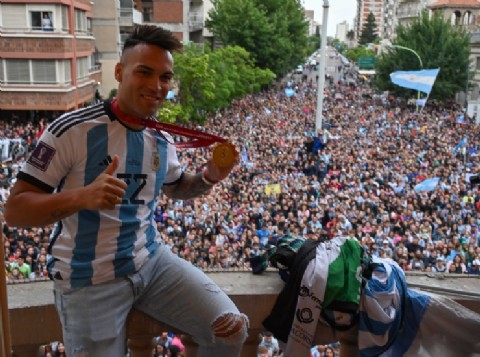 Más de 10 mil personas recibieron con una inmensa ovación a Lautaro Martínez