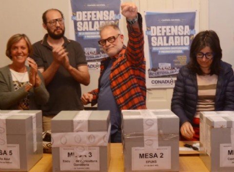 El gremio universitario ADUNS se declaró en "estado de alerta y movilización" y pide aumentos del 100 por ciento