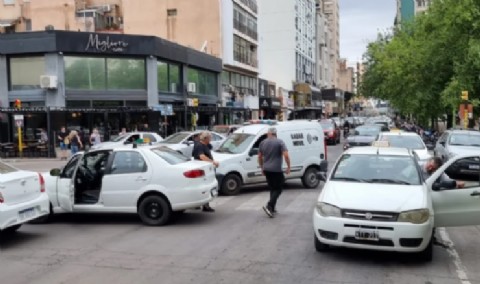 Tensión en el centro: taxistas cortaron la calle en reclamo de aumentos en las tarifas