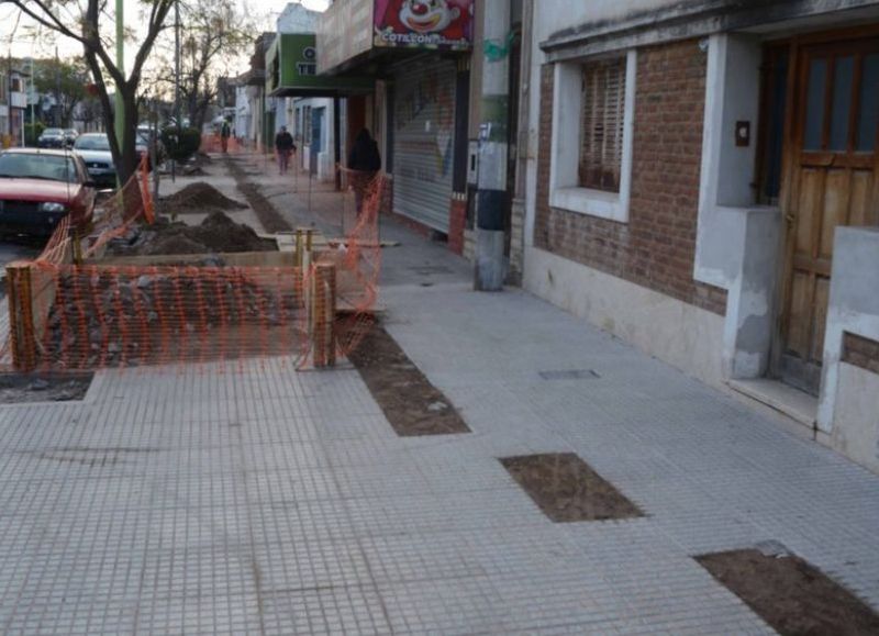 Duro reclamo de la Municipalidad a ABSA por romper una semipeatonal con baldosas recién colocadas