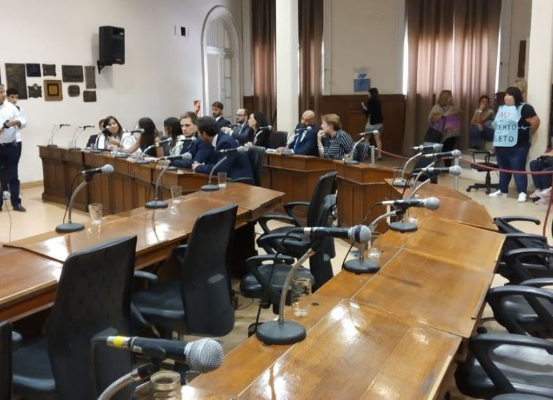 Escándalo: aprobaron el aumento de boleto de colectivos, con una concejal trucha en el recinto