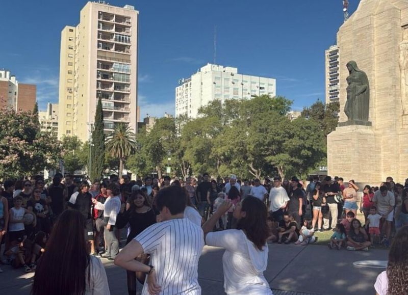 Convocaron a una inédita juntada therian en Plaza Rivadavia pero la plaza terminó copada por kpopers