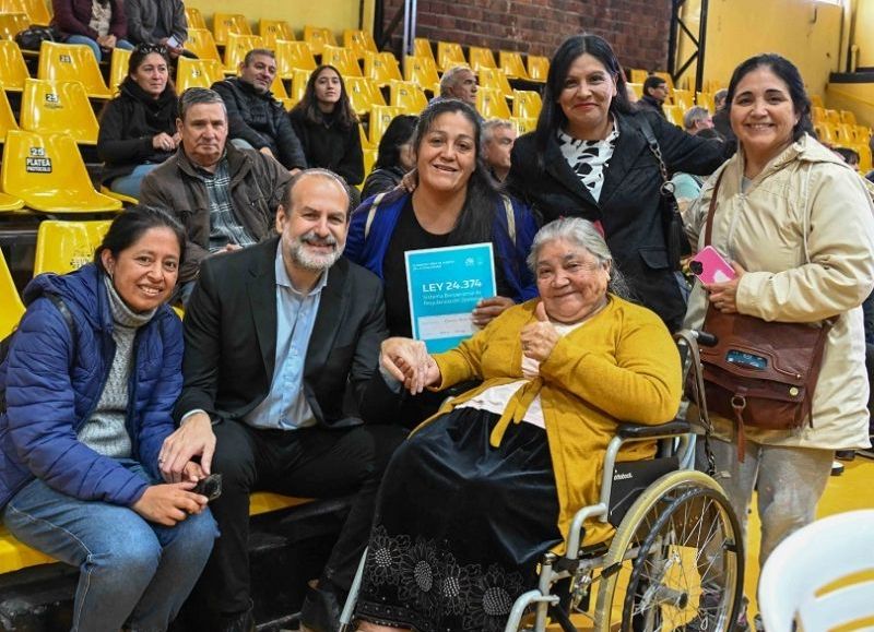 El intendente encabezó el acto de entrega de escrituras a familias bahienses