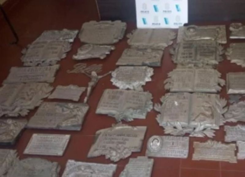 Ni ellos tienen paz: sacaron 33 placas de las tumbas y estaban listas para llevárselas
