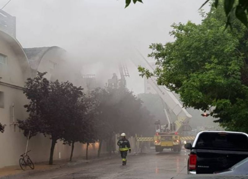 VIDEO | A una semana de su reapertura, se incendió el Hiper de Aguado de la Cooperativa Obrera