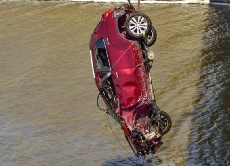 Continúa la desperada búsqueda del hombre de La Plata que cayó con su auto al canal