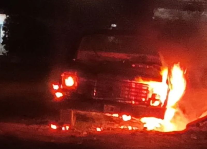 Una camioneta quedó totalmente consumida por el fuego
