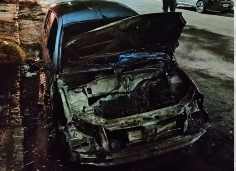 Dos autos fueron incendiados este domingo a la madrugada