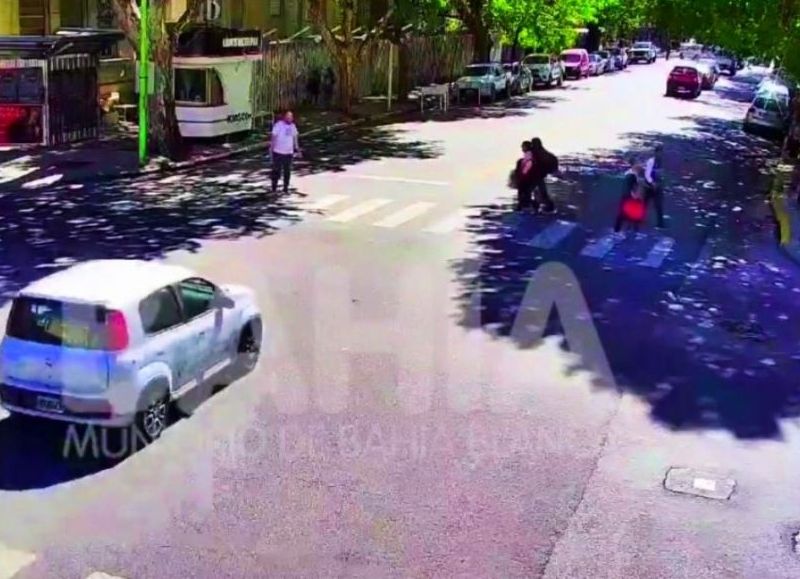 VIDEO | Madre e hija arrolladas en una de las esquinas más peligrosas y transitadas de la ciudad