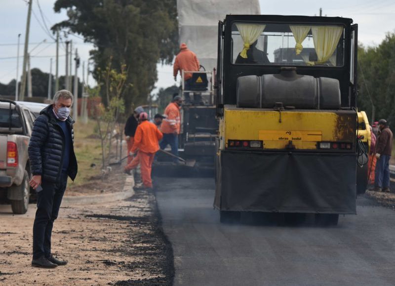 Continúan las obras de conectividad barrial: marcha a buen ritmo pavimentación en calle Cambaceres