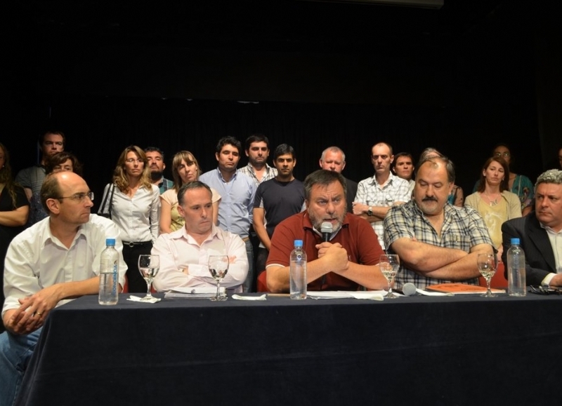 El flamante intendente de Coronel Pringles presentó su gabinete en el Teatro Municipal