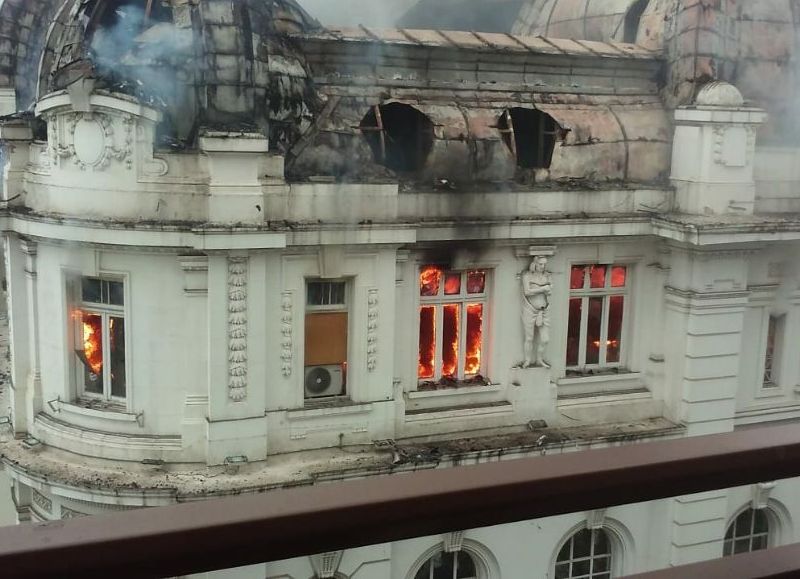 Se incendió el histórico edificio del Banco Nación