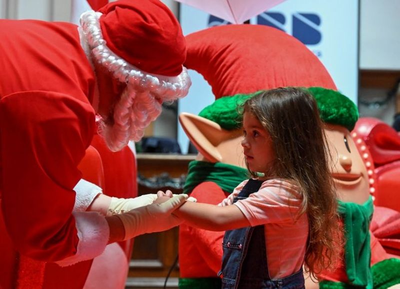 Papá Noel llega al palacio Municipal para sacarse fotos y recibir cartitas